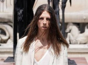 Model Pria Ini Tato Bola Mata Demi Penampilan yang Estetik