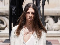 Model Pria Ini Tato Bola Mata Demi Penampilan yang Estetik