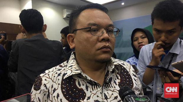 Wasekjen PAN Saleh Daulay saat ditemui wartawan di Komplek Parlemen, Senayan, Jakarta pada Jumat (5/7). (Martahan Sohuturon/CNN Indonesia)