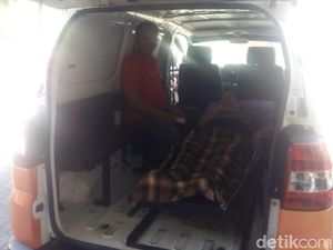 Nenek Zakia Terpaksa Naik Ambulans ke Kantor Pos Maros demi Gaji Pensiun