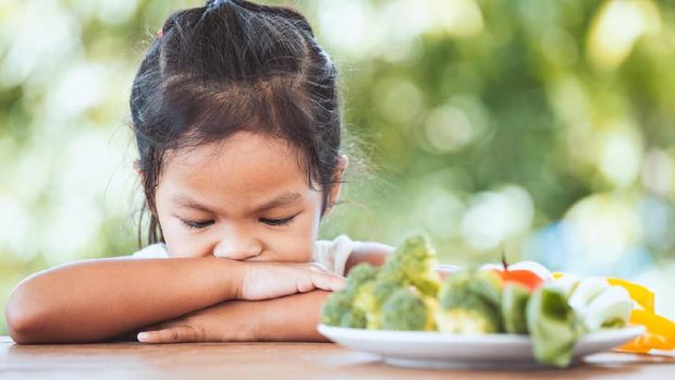 Asian child does not like to eat vegetables and refuse to eat healthy vegetables