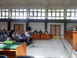 Jalani Sidang, 5 Komisioner KPU Palembang Diancam 2 Tahun Bui