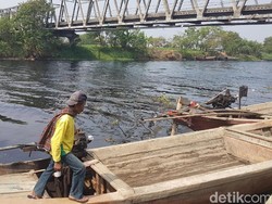Sungai Ciujung Serang Menghitam Diduga Tercemar Limbah Industri