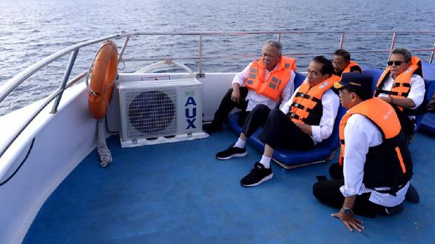 Jokowi dan sejumlah anggota Kabinet Kerja berkeliling dengan kapal di Bunaken.