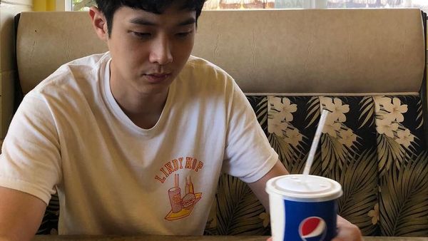 Sukses di Film Parasite, Begini Gaya Kulineran Choi Woo Shik