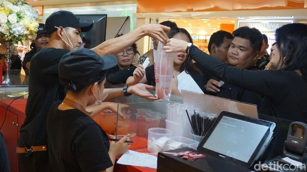 Gibran Rakabuming Buka Gerai Minuman Goola, Ini Keseruannya!