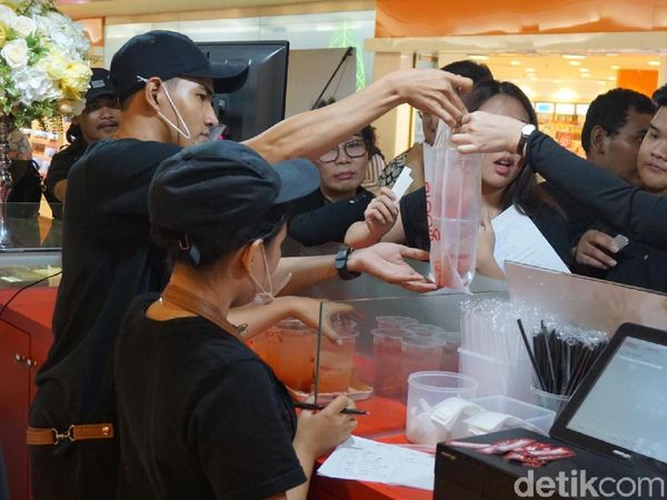 Gibran Rakabuming Buka Gerai Minuman Goola, Ini Keseruannya!