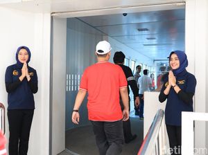 Bukan Cuma di Pesawat, Pramugari Juga Ada di Kapal Laut