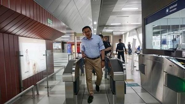 Potret Ahok Jajal MRT Jakarta Pertama Kali