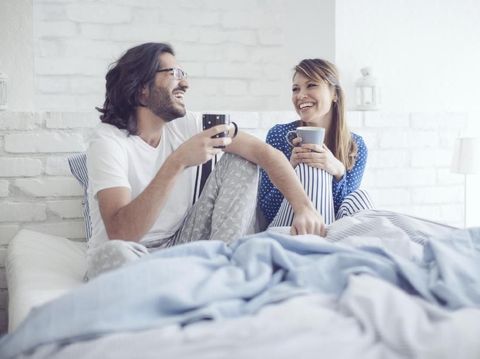7 Ide Ucapan Manis Menyapa Suami di Pagi Hari
