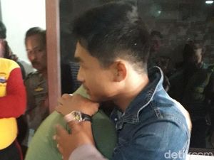 Polantas Bergulat dengan Pemotor yang Adu Mulut di Makassar