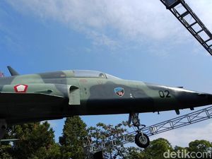 Pesawat Tempur F-5 Tiger Mejeng di Taman Lalu Lintas Bandung Pesawat Tempur F-5 Tiger Mejeng di Taman Lalu Lintas Bandung