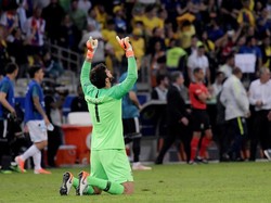Punya Tiga Sarung Tangan Emas, Saatnya Alisson Raih Bola Emas?