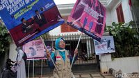 Aksi Emak-emak Geruduk Kediaman Prabowo di Kertanegara