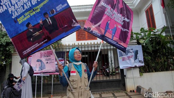 Aksi Emak-emak Geruduk Kediaman Prabowo di Kertanegara