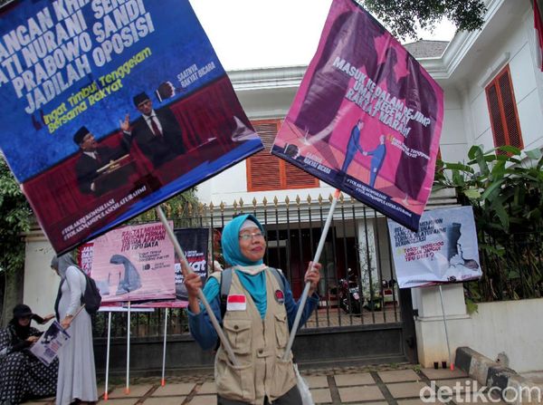 Aksi Emak-emak Geruduk Kediaman Prabowo di Kertanegara