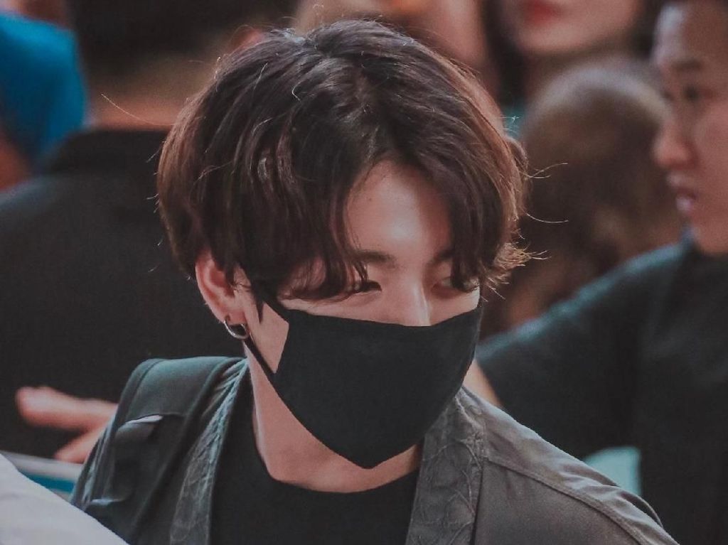 Jungkook BTS Curi Perhatian di Bandara Pakai Hanbok Modern Jungkook BTS Curi Perhatian di Bandara Pakai Hanbok Modern