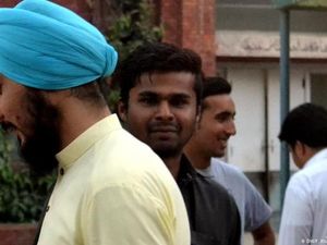 Di Jerman Orang Berserban Penganut Sikh Wajib Pakai Helm