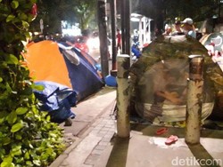 Malam Tiba, Pencari Suaka Pasang Tenda di Trotoar Jl Kebon Sirih