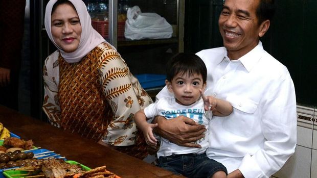Jan Ethes bersama Jokowi dan Iriana