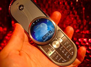 Nostalgia HP Super Mahal yang Menawan: Motorola Aura