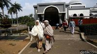 Calon Jamaah Haji Mulai Masuki Asrama Haji Pondok Gede