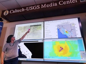 Video Gempa California: Kolam Renang Bergelombang, Tanah Terbelah Video Gempa California: Kolam Renang Bergelombang, Tanah Terbelah