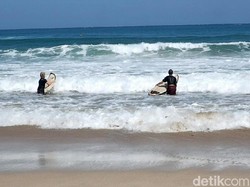 Asyik! Pantai Pulau Merah Banyuwangi Gelar Kompetisi Surfing