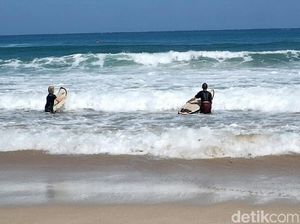 Asyik! Pantai Pulau Merah Banyuwangi Gelar Kompetisi Surfing Asyik! Pantai Pulau Merah Banyuwangi Gelar Kompetisi Surfing