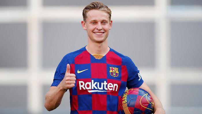 Frenkie De Jong resmi diperkenalkan sebagai pemain anyar Barcelona. (Foto: Eric Alonso/Getty Images) Frenkie De Jong resmi diperkenalkan sebagai pemain anyar Barcelona. (Foto: Eric Alonso/Getty Images)