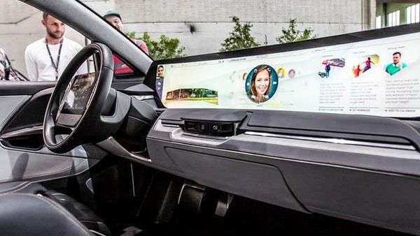 Mobil Layar Dasbor Raksasa