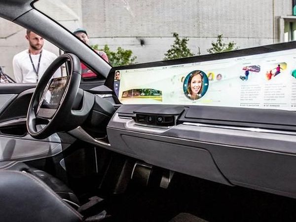 Mobil Layar Dasbor Raksasa