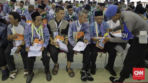 Calon jamaah haji yang tergabung dalam Kloter 1 Embarkasi Jakarta-Pondok Gede tiba di Asrama Haji Pondok Gede, Jakarta, Senin, 16 Juli 2018. Di Asrama Haji para jamaah menerima sejumlah perlengkapan seperti gelang, obat-obatan, pasport dan uang keperluan sehari-hari. selain itu para jamaah juga diperiksa kembali kesehatannya dan menerima informasi mengenai pelaksanaan haji. CNN Indonesia/Adhi Wicaksono