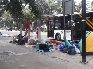 Bertahan di Kebon Sirih, Para Pencari Suaka Pasang Tenda di Trotoar Bertahan di Kebon Sirih, Para Pencari Suaka Pasang Tenda di Trotoar