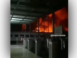 Video Kuburan Gerbong Kereta Api di Purwakarta Terbakar