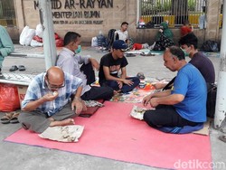 Nasib Pencari Suaka di Kebon Sirih, Makan Siang dari Belas Kasih Warga