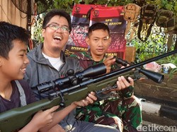 Gandrung Battle Royale, Remaja Kerubuti Stan TNI di Sukabumi