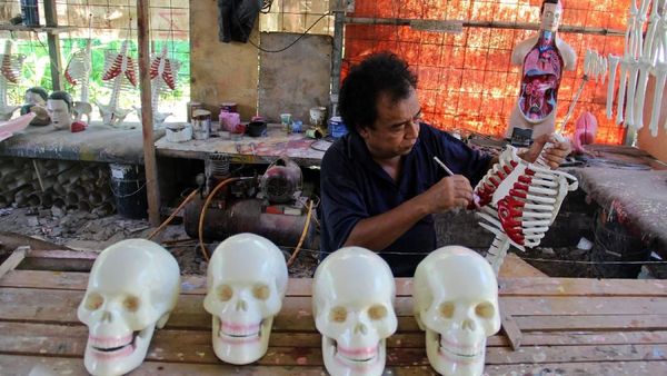 Mengintip Proses Pembuatan Manekin Anatomi untuk Keperluan Medis