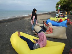 Tak Ada Pemisahan Pria dan Wanita di Pantai Santen
