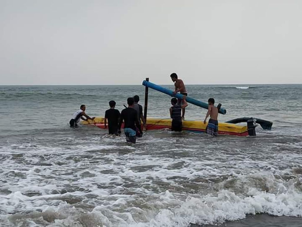 Perahu Terbalik di Anyer, Seorang Wisatawan Tewas Tenggelam Perahu Terbalik di Anyer, Seorang Wisatawan Tewas Tenggelam