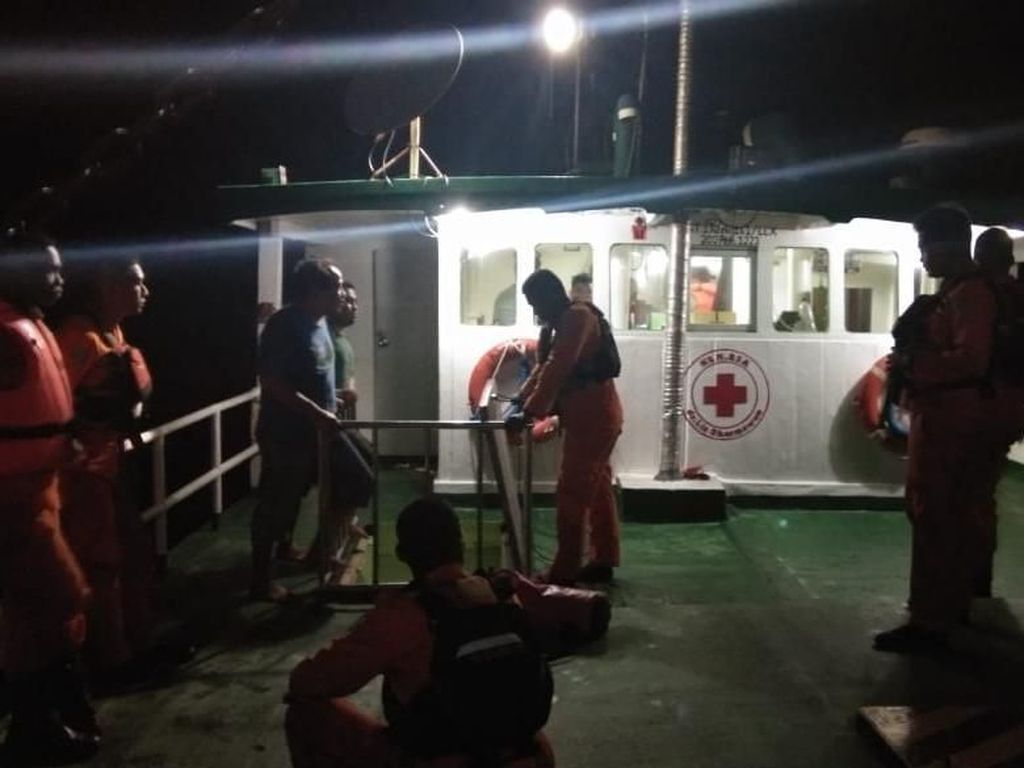 Basarnas Evakuasi Kru RS Apung Gratis yang Mati Mesin di Manokwari Basarnas Evakuasi Kru RS Apung Gratis yang Mati Mesin di Manokwari
