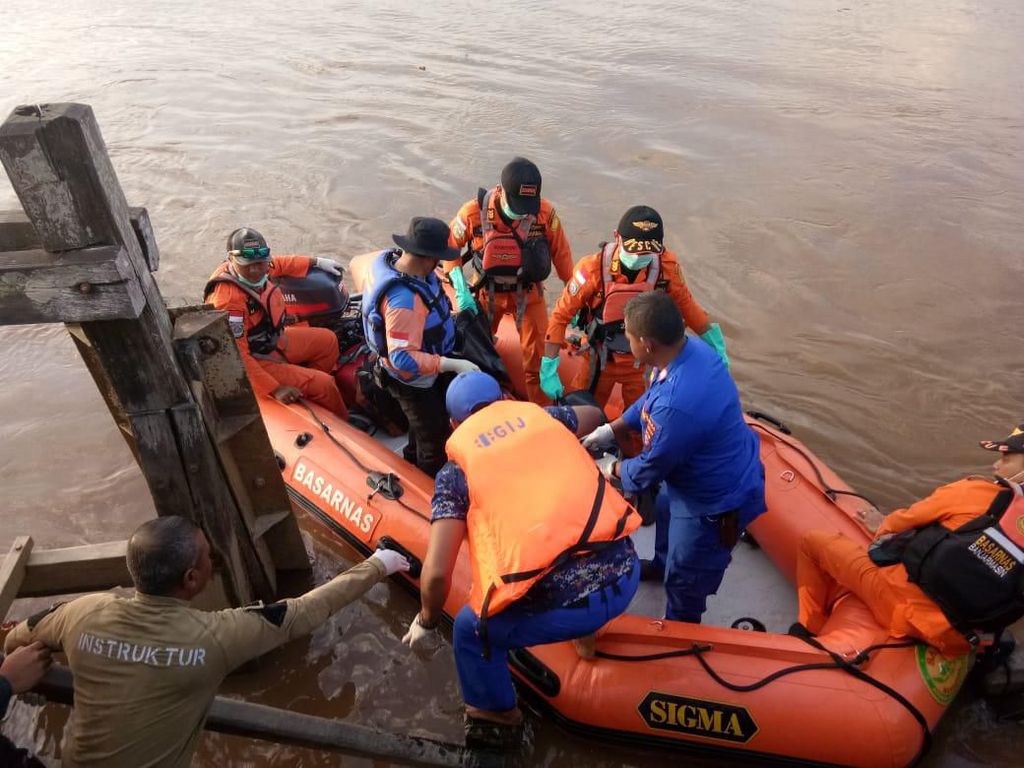 Ibu-Anak di Mobil yang Nyemplung di Sungai Kahayan Ditemukan Tewas Ibu-Anak di Mobil yang Nyemplung di Sungai Kahayan Ditemukan Tewas