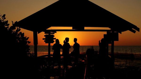 Menikmati Senja dari Berbagai Wilayah di Indonesia