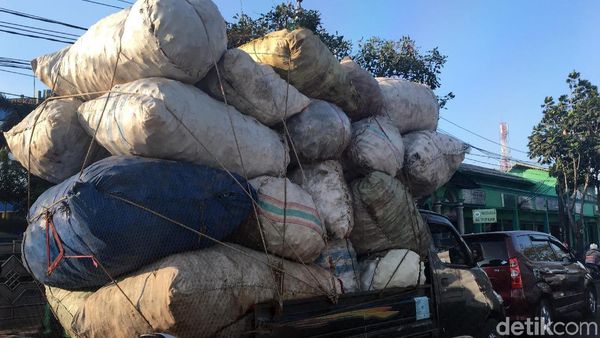 Duh, Kelebihan Muatan Berbahaya Nih Pak Supir!