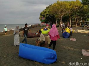 Foto Pria Wanita Membaur di Pantai Pulau Santen Banyuwangi
