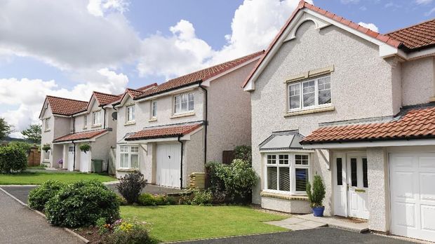 A row of detatched properties on a housing estate in the UK.