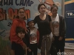 Keseruan Nikita Mirzani Antar Anak Berkemah di Akuarium