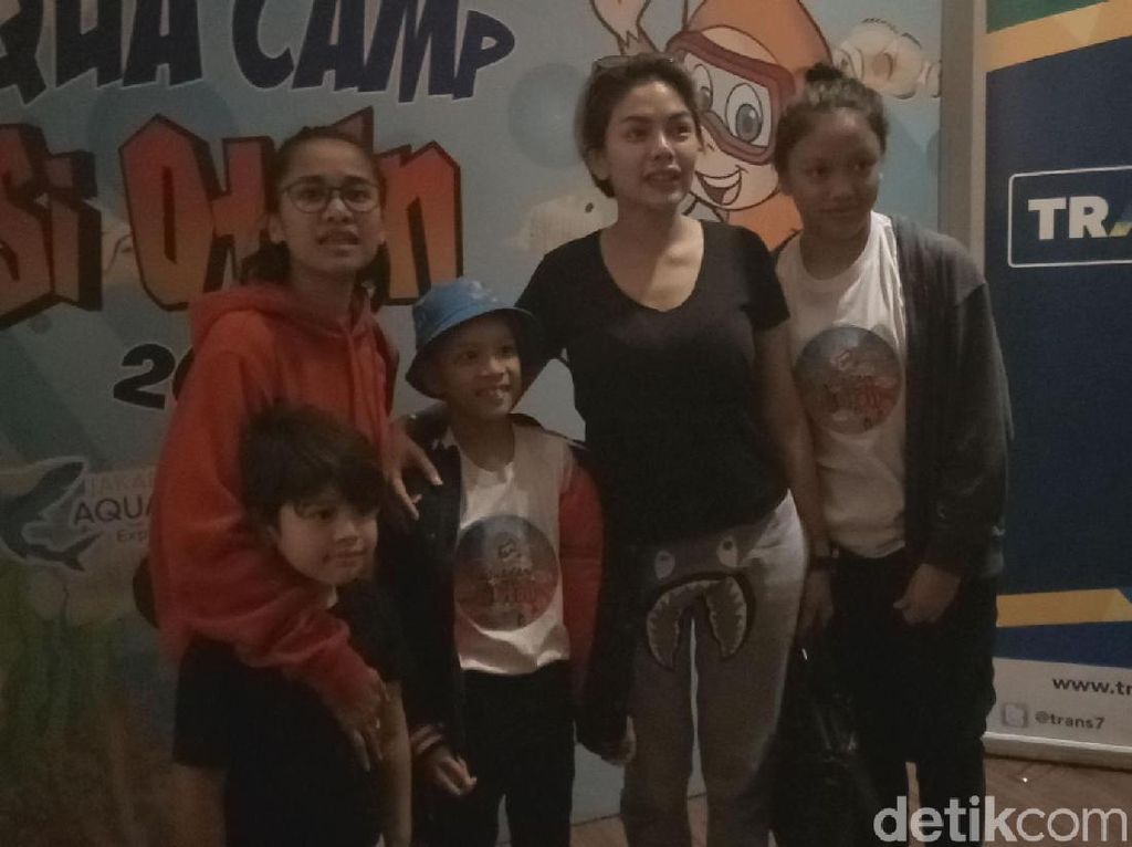 Keseruan Nikita Mirzani Antar Anak Berkemah di Akuarium Keseruan Nikita Mirzani Antar Anak Berkemah di Akuarium