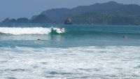 Foto: Serunya Lomba Surfing di Pantai Pulau Merah Banyuwangi
