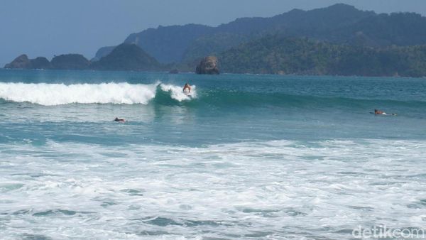 Foto: Serunya Lomba Surfing di Pantai Pulau Merah Banyuwangi